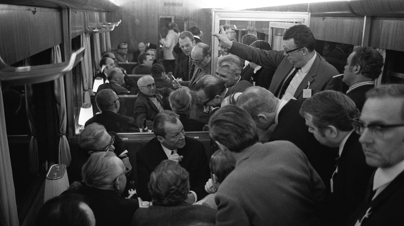 Bundeskanzler Willy Brandt 1970 auf dem Weg nach Erfurt: Im Zug gab es die Gelegenheit mit den mitreisenden Journalisten zu sprechen.