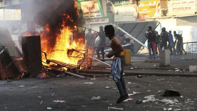 Wegen der anhaltenden Gewalt im Irak hat Ministerpräsident Adel Abdel Mahdi seinen Rücktritt angekündigt. Wegen der anhaltenden Gewalt im Irak hat Ministerpräsident Adel Abdel Mahdi seinen Rücktritt angekündigt.