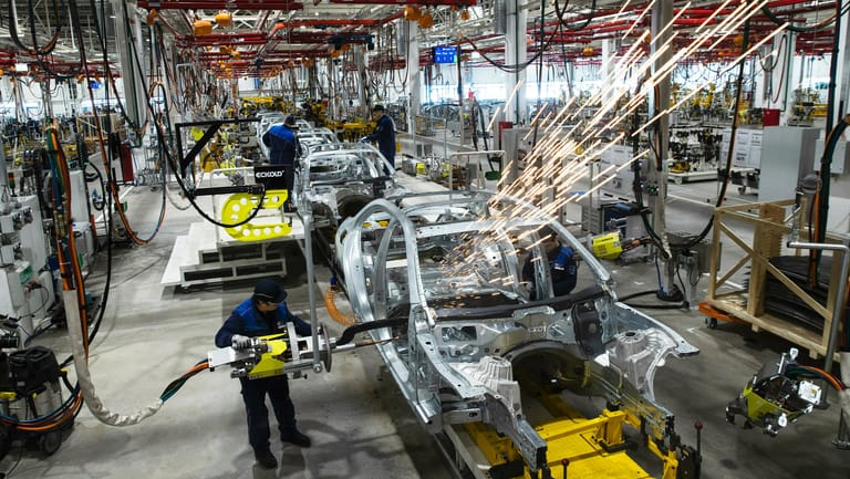 Arbeiter schweißen an einer Karosserie im Mercedes-Benz-Werk: Betriebsbedingte Kündigungen sind an den deutschen Standorten bis Ende 2029 ausgeschlossen.