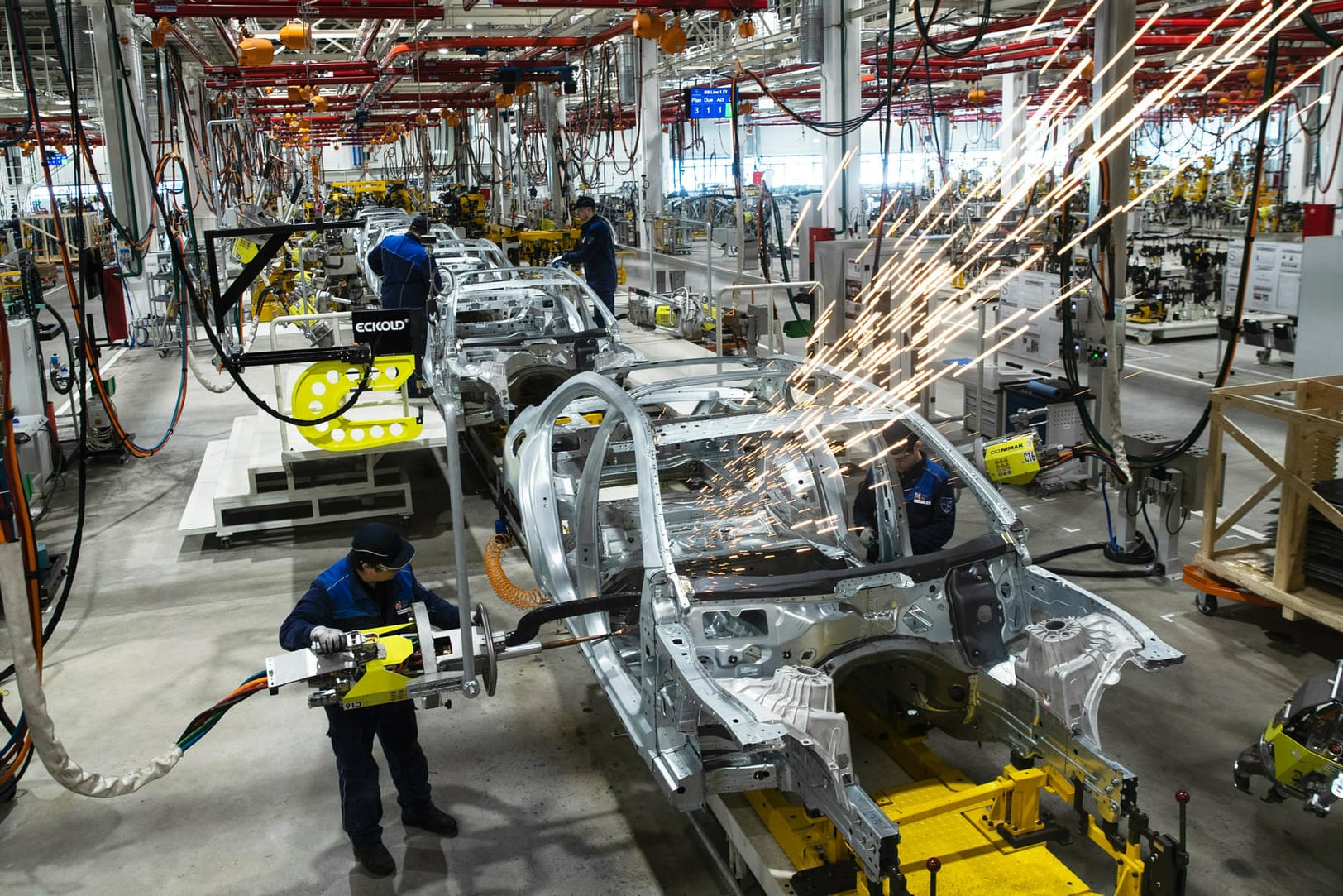 Arbeiter schweißen an einer Karosserie im Mercedes-Benz-Werk: Betriebsbedingte Kündigungen sind an den deutschen Standorten bis Ende 2029 ausgeschlossen. Arbeiter schweißen an einer Karosserie im Mercedes-Benz-Werk: Betriebsbedingte Kündigungen sind an den deutschen Standorten bis Ende 2029 ausgeschlossen.