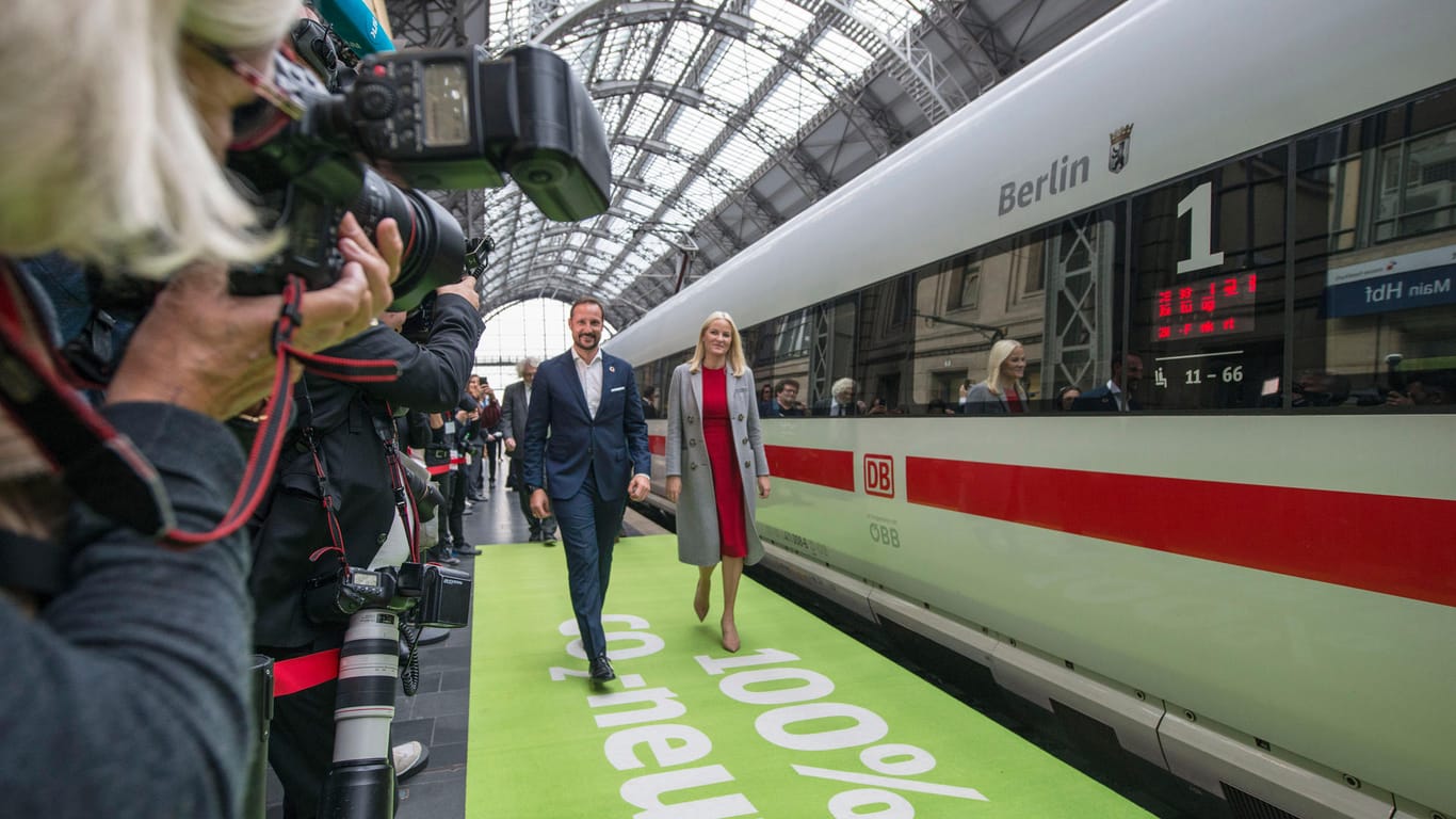 Das norwegische Kronprinzenpaar Haakon und Mette-Marit am Leipziger Hauptbahnhof: "100% Co2-neutral."