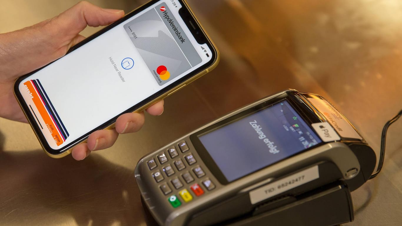 Jemand führt das mobile Bezahlsystem Apple Pay vor: Deutschland will Apple zwingen, seinen NFC-Chip für Apps von Drittanbietern zu öffnen.