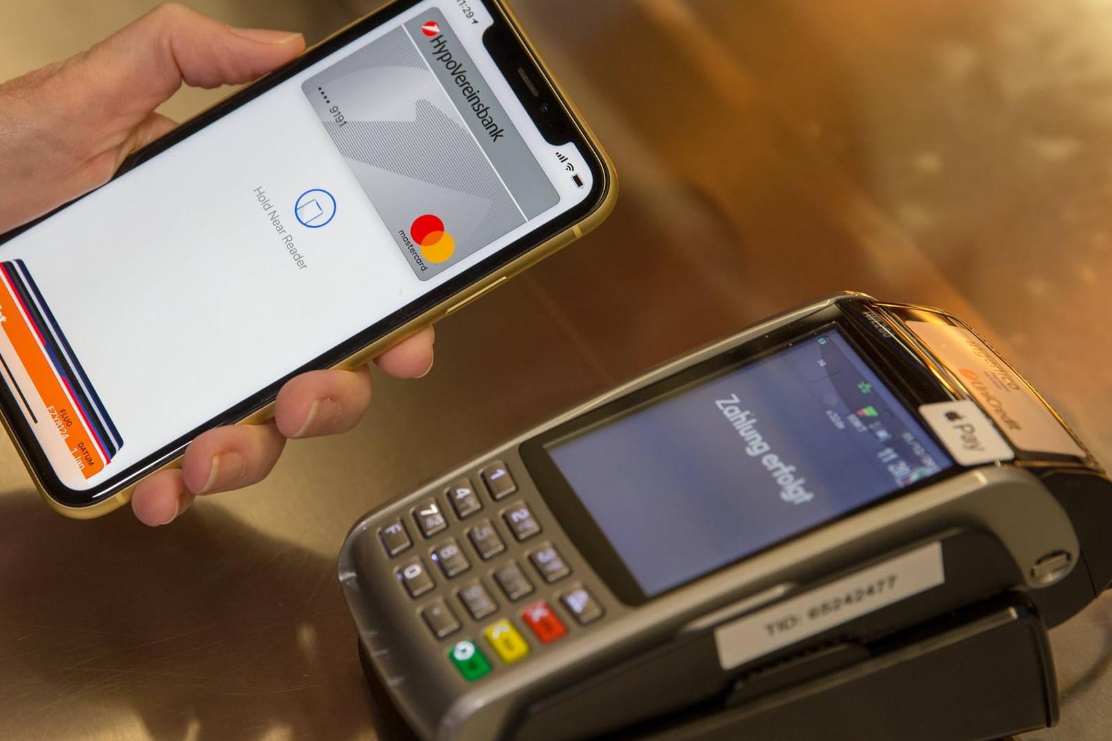 Jemand führt das mobile Bezahlsystem Apple Pay vor: Deutschland will Apple zwingen, seinen NFC-Chip für Apps von Drittanbietern zu öffnen.
