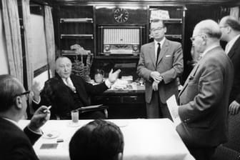 Konrad Adenauer 1957 im Wahlkampfzug der CDU: Selbst für den Urlaub nahm der damalige Bundeskanzler die Bahn.