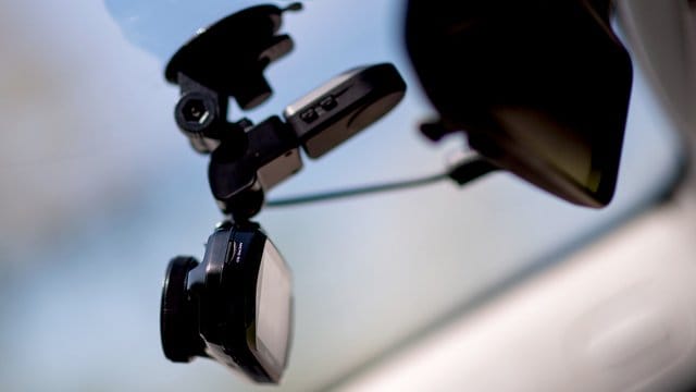 Das dritte Auge: Sogenannte Dashcams dürfen kurze Filmaufnahmen anlassbezogen speichern und können nach Unfällen bei der Schuldfrage helfen. Das dritte Auge: Sogenannte Dashcams dürfen kurze Filmaufnahmen anlassbezogen speichern und können nach Unfällen bei der Schuldfrage helfen.
