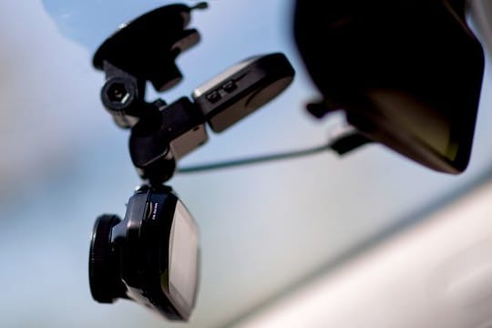 Das dritte Auge: Sogenannte Dashcams dürfen kurze Filmaufnahmen anlassbezogen speichern und können nach Unfällen bei der Schuldfrage helfen.