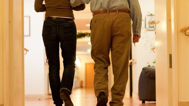Entlastung für Kinder von Pflegebedürftigen: Nach einem Gesetz, das der Bundesrat am Freitag billigte, müssen sie sich künftig erst ab einem jährlichen Bruttoeinkommen von 100 000 Euro finanziell an der Pflege der Eltern beteiligen. Entlastung für Kinder von Pflegebedürftigen: Nach einem Gesetz, das der Bundesrat am Freitag billigte, müssen sie sich künftig erst ab einem jährlichen Bruttoeinkommen von 100 000 Euro finanziell an der Pflege der Eltern beteiligen.