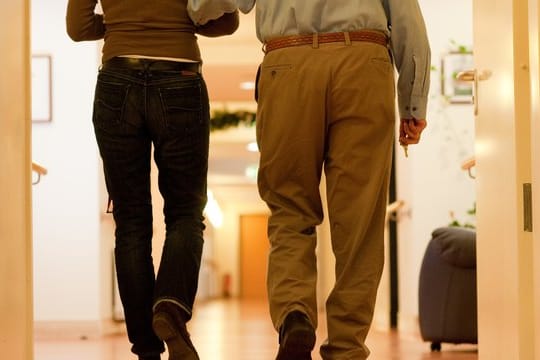 Entlastung für Kinder von Pflegebedürftigen: Nach einem Gesetz, das der Bundesrat am Freitag billigte, müssen sie sich künftig erst ab einem jährlichen Bruttoeinkommen von 100 000 Euro finanziell an der Pflege der Eltern beteiligen. Entlastung für Kinder von Pflegebedürftigen: Nach einem Gesetz, das der Bundesrat am Freitag billigte, müssen sie sich künftig erst ab einem jährlichen Bruttoeinkommen von 100 000 Euro finanziell an der Pflege der Eltern beteiligen.