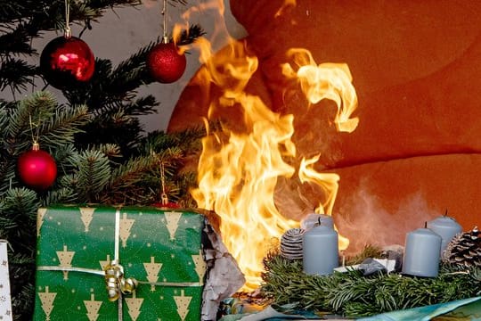 Advent, Advent, das Sofa brennt: Gerade von minderwertigen Kerzen geht in der Weihnachtszeit eine große Brandgefahr aus.