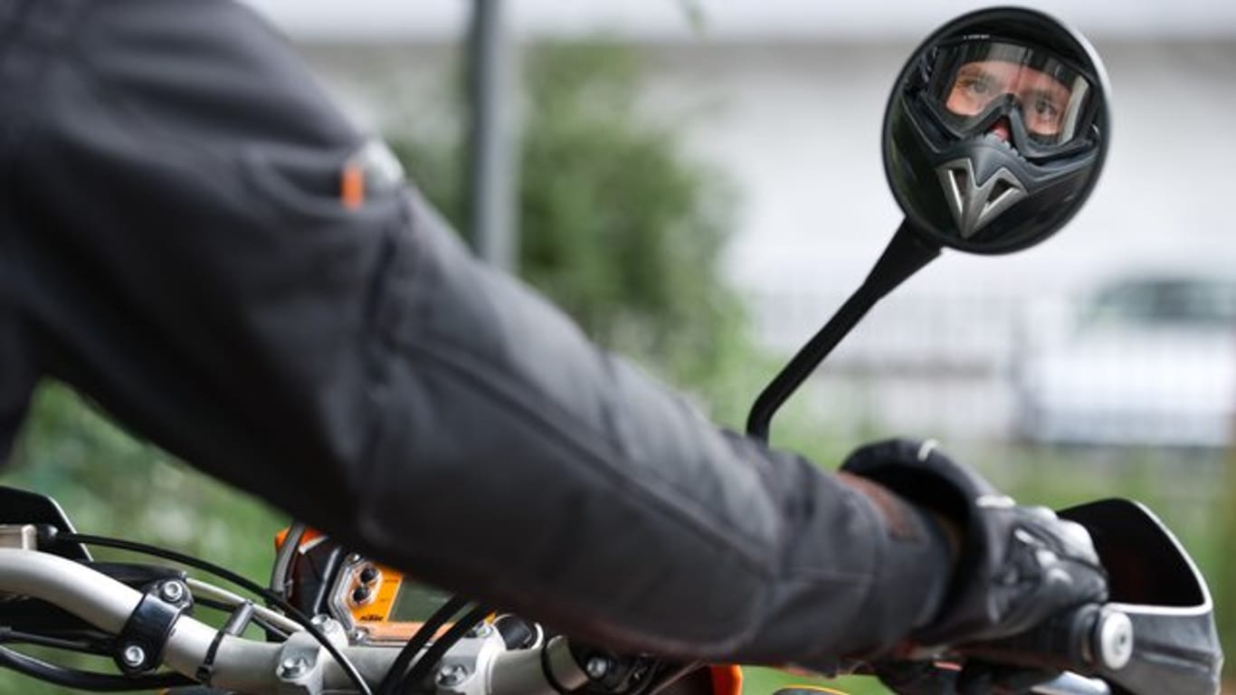 Zu einer besseren Rückschau auf dem Motorrad können auch neue, längere Rückspiegel beitragen.