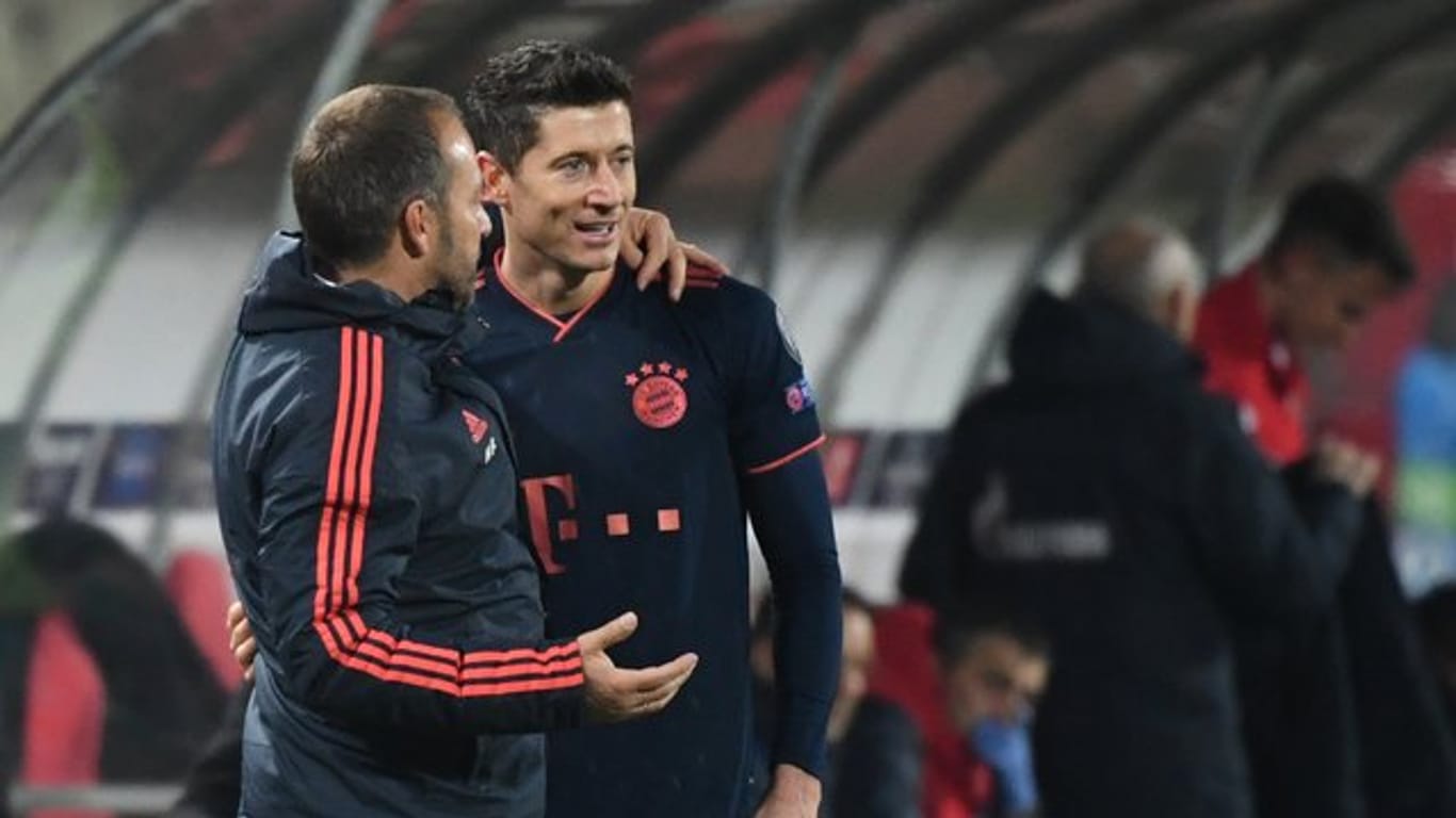Münchens Trainer Hansi Flick (l) lobt die spielerischen Fähigkeiten von Robert Lewandowski.