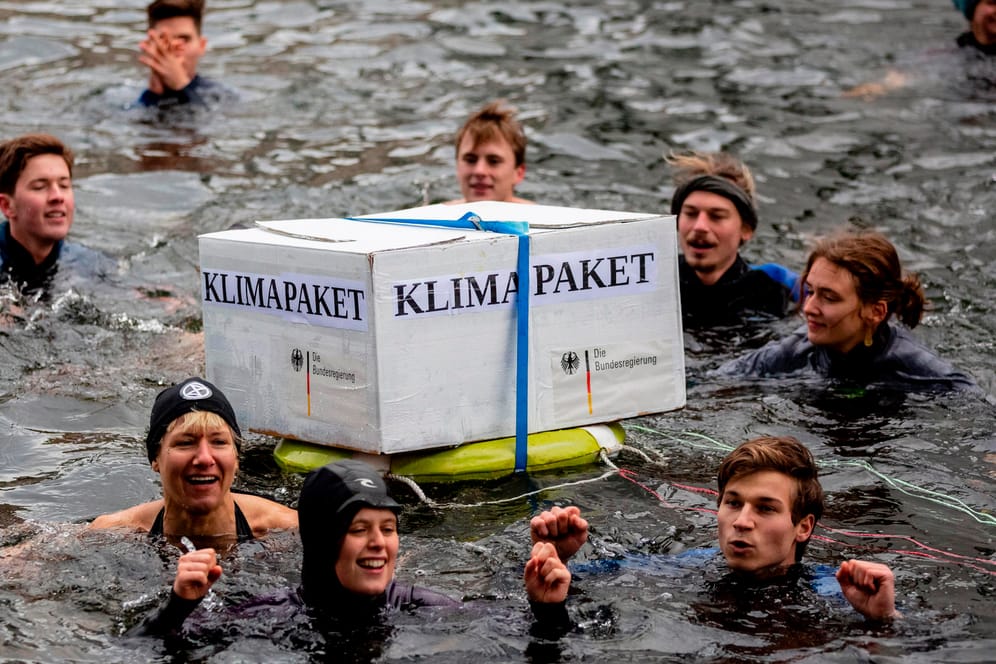 Aktivisten schwimmen bei winterlichen Temperaturen in der Spree: Sie protestieren gegen das Klimapaket der deutschen Bundesregierung.