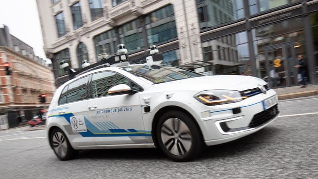 Ein Elektro-Golf, bestückt mit Laserscannern, Kameras, Ultraschallsensoren und Radar für vollautomatisches Fahren, ist bei einer Testfahrt in der Innenstadt unterwegs. Ein Elektro-Golf, bestückt mit Laserscannern, Kameras, Ultraschallsensoren und Radar für vollautomatisches Fahren, ist bei einer Testfahrt in der Innenstadt unterwegs.