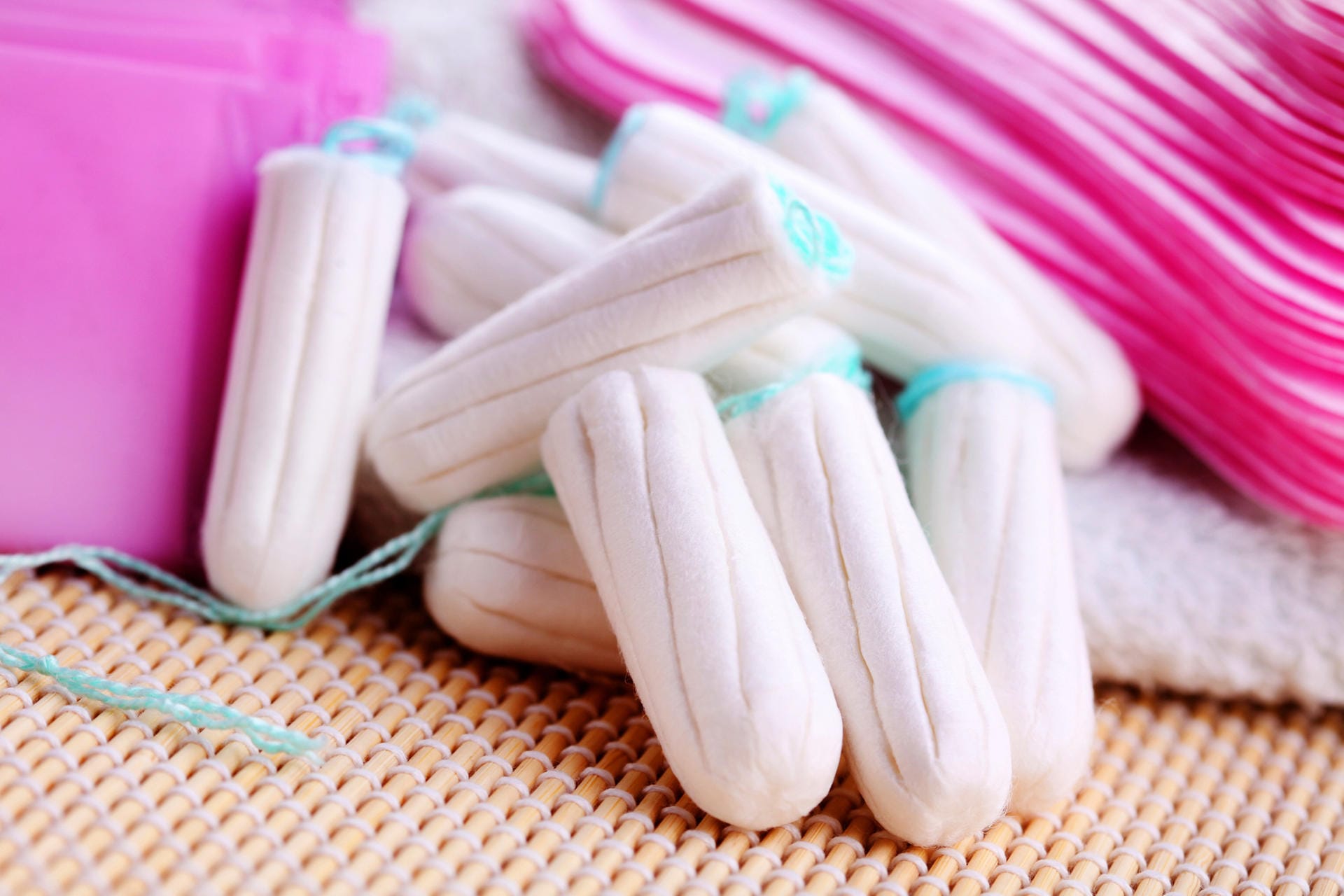 Tampons: Künftig wird auf Tampons, Binden und Co. ein ermäßigter Mehrwertsteuersatz von sieben Prozent verlangt.