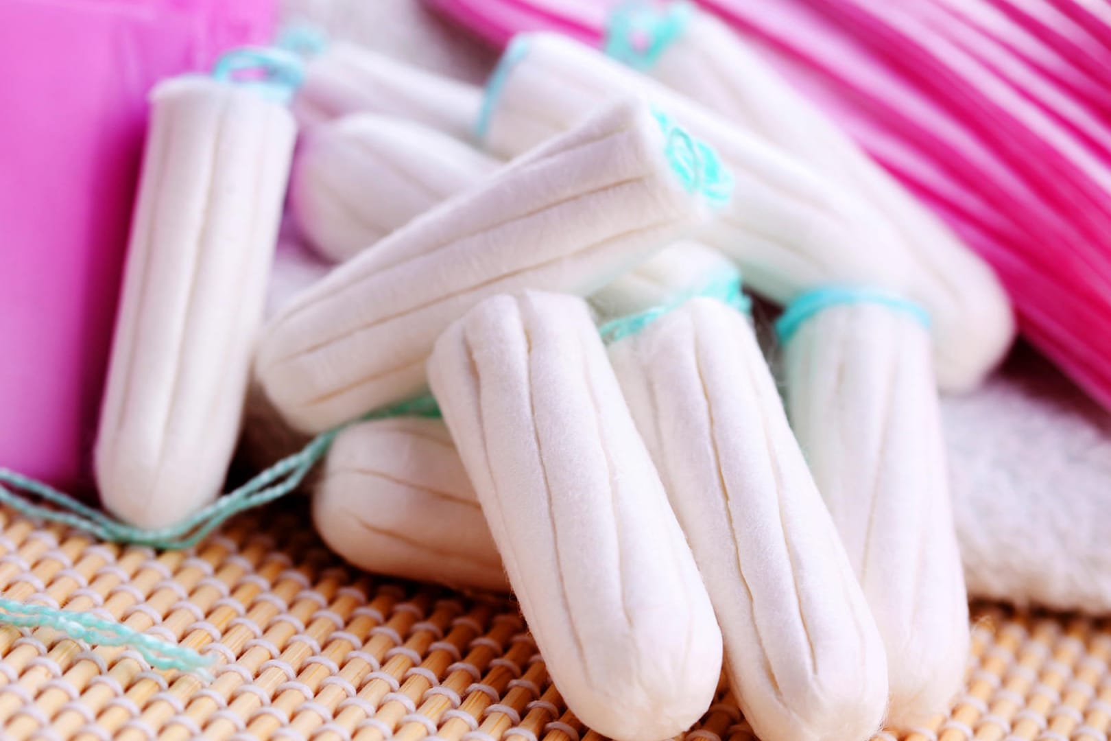 Tampons: Künftig wird auf Tampons, Binden und Co. ein ermäßigter Mehrwertsteuersatz von sieben Prozent verlangt. Tampons: Künftig wird auf Tampons, Binden und Co. ein ermäßigter Mehrwertsteuersatz von sieben Prozent verlangt.