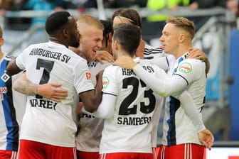 Die Hamburger Spieler bejubeln den späten 2:1-Siegtreffer gegen Dynamo Dresden: Durch den Arbeitssieg haben die Hanseaten die Tabellenführung übernommen.