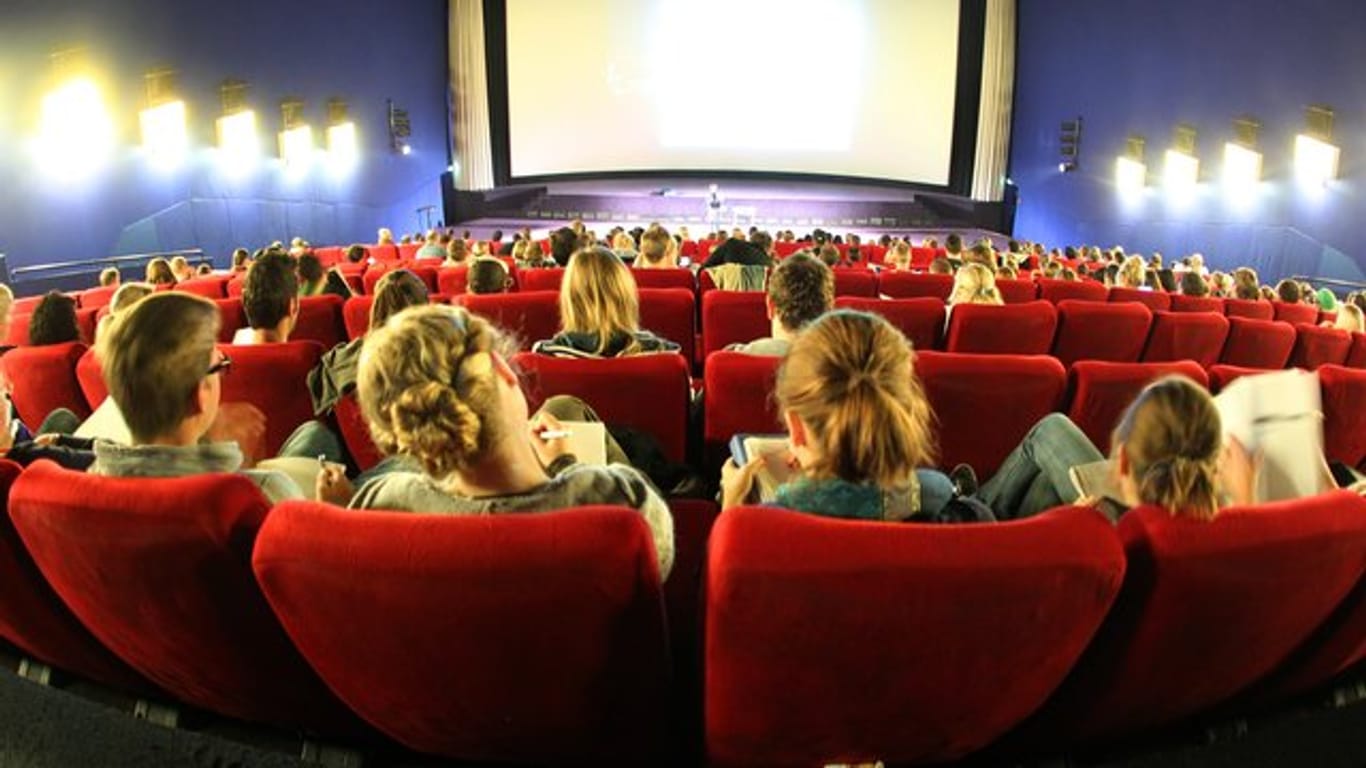 Junge Menschen im Kinosaal