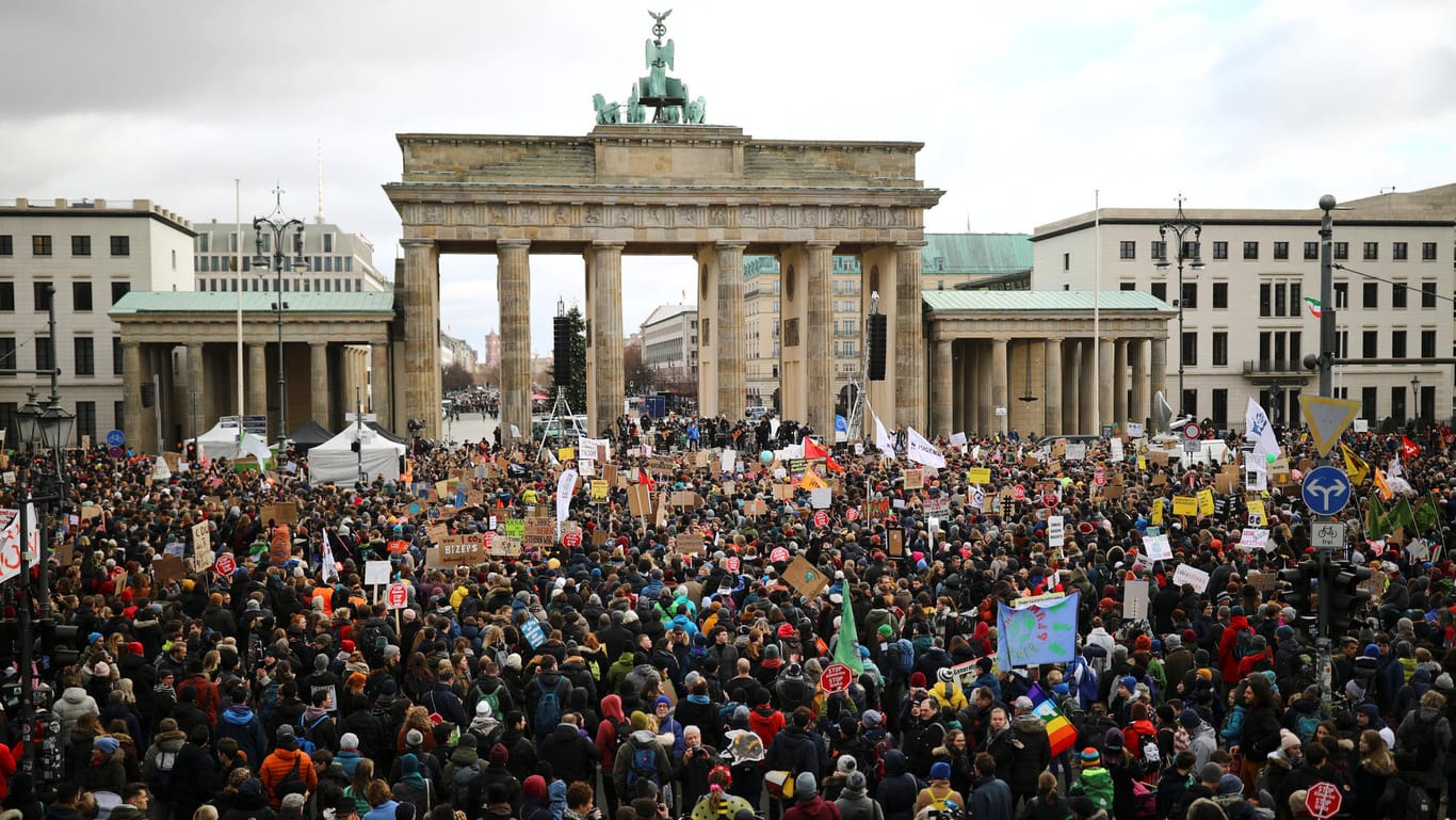 "Fridays For Future"-Demo in Berlin: 60.000 Menschen waren trotz Regen und Kälte auf der Straße – unter die Schüler mischen sich längst Menschen aller Altersklassen.