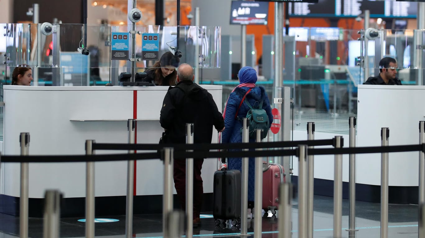 Passkontrolle an einem Flughafen in Istanbul: Die Behörden wollten Ibrahim Miri nicht einreisen lassen.