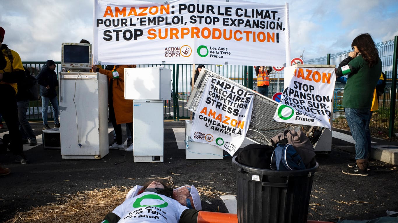 Demonstranten vor dem größten Lager von Amazon in Frankreich: Das Versandhaus habe die Treibhausgasemissionen eines ganzen Staates.