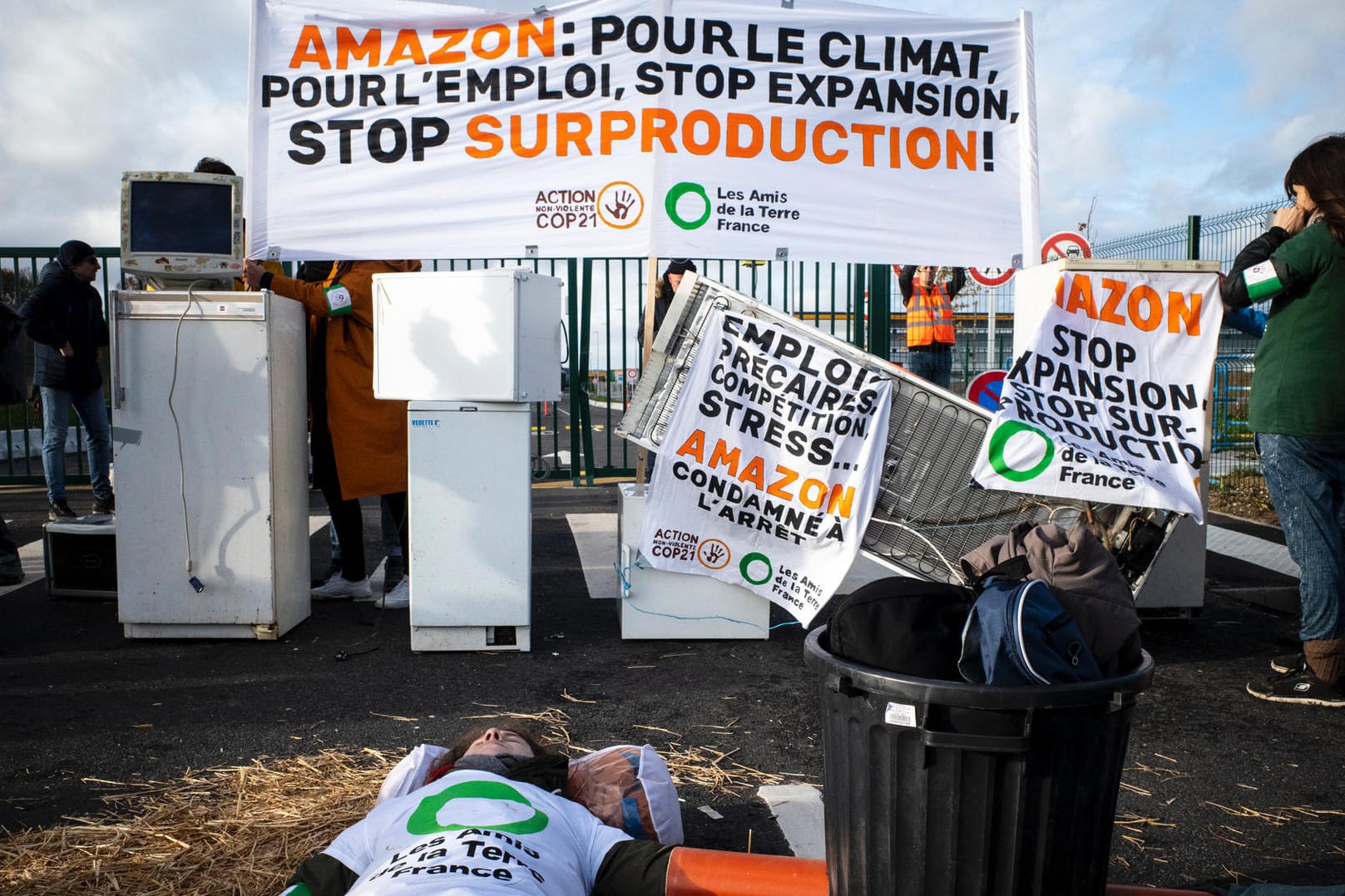 Demonstranten vor dem größten Lager von Amazon in Frankreich: Das Versandhaus habe die Treibhausgasemissionen eines ganzen Staates.