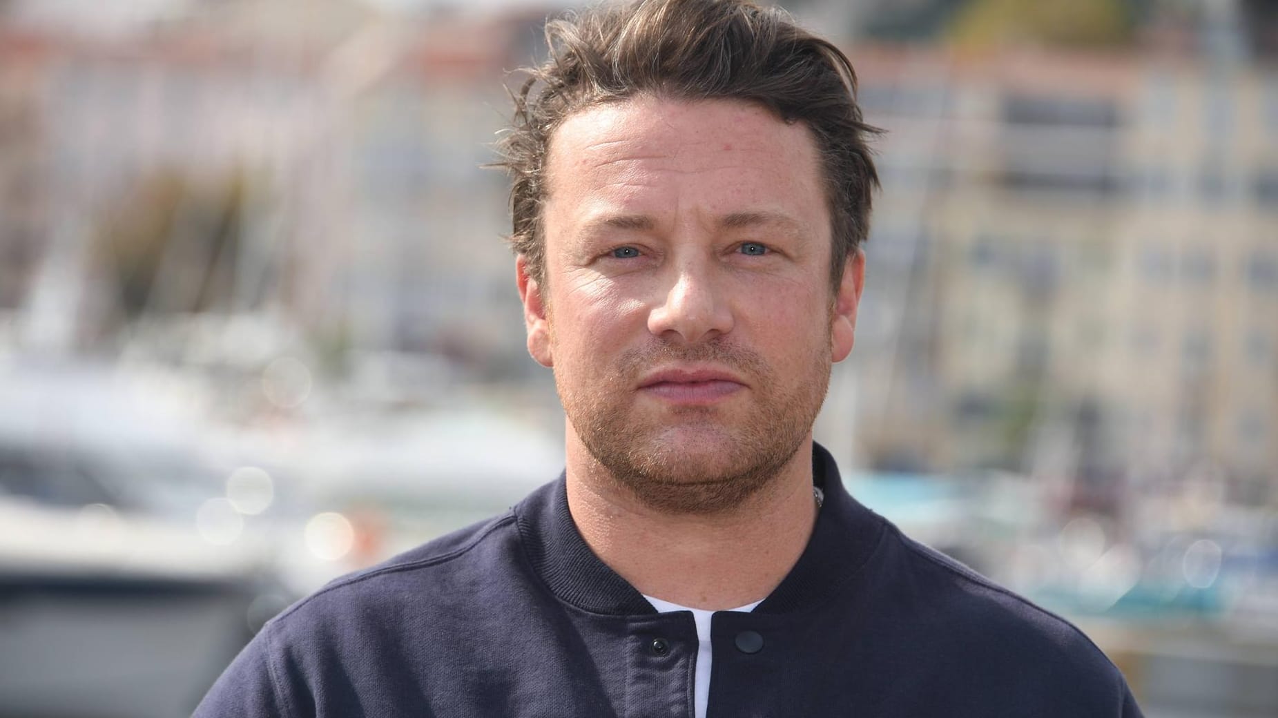 Jamie Oliver: Der Starkoch musste in diesem Jahr zahlreiche seiner Restaurants schließen. Über Tausend Menschen wurden entlassen. Jetzt hat er über die schwere Zeit gesprochen.