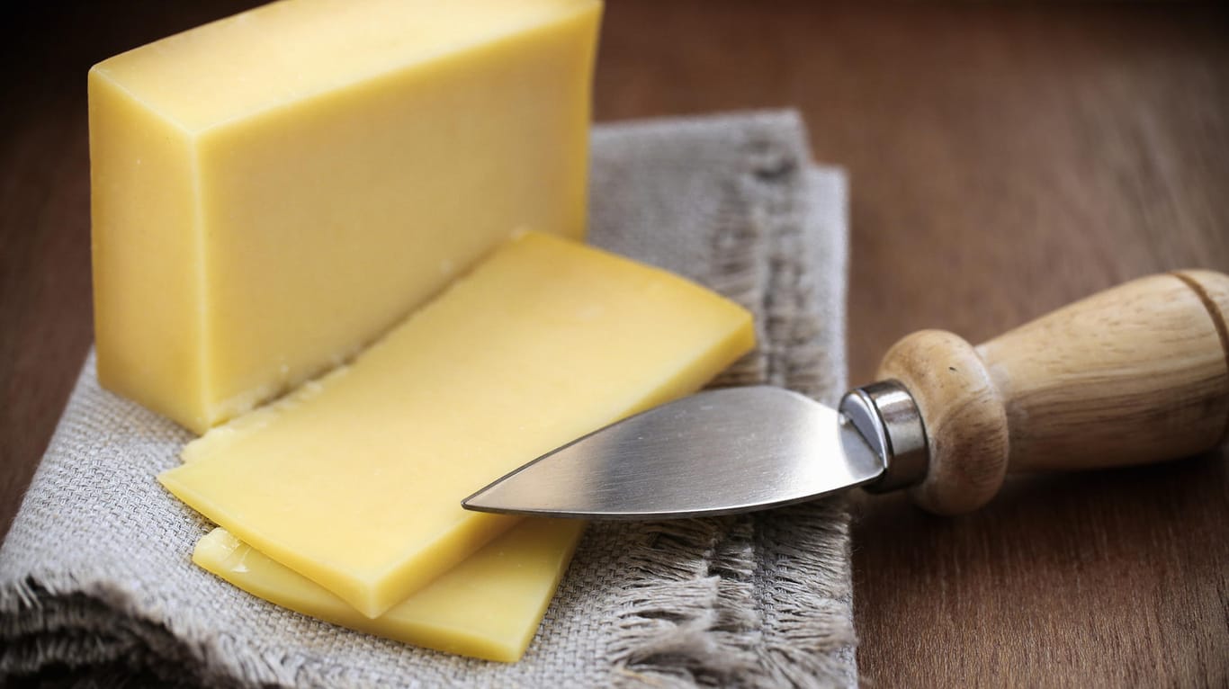 Hartkäse: Derzeit wird ein bestimmter Käse, der bei Edeka verkauft worden ist, zurückgerufen.
