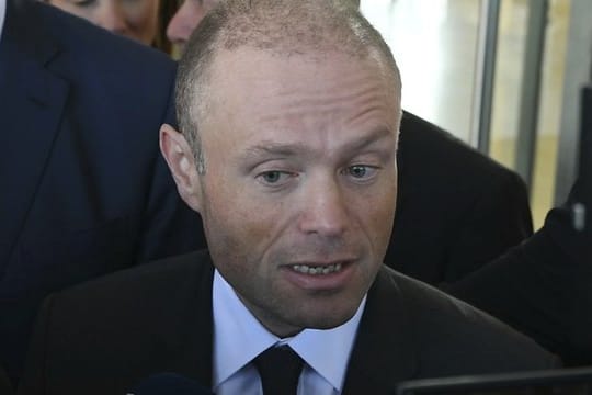 Maltas Premierminister Joseph Muscat spricht mit Reportern.