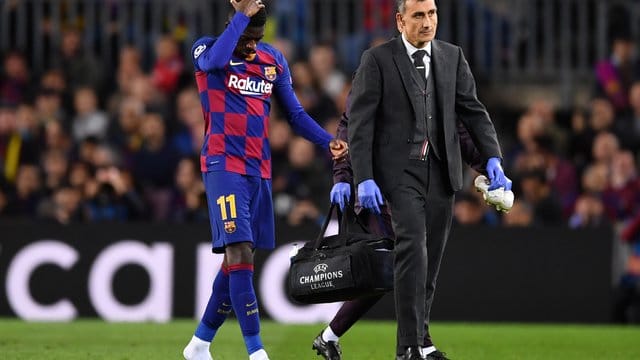 Barcelonas Ousmane Dembélé muss verletzt den Platz verlassen.