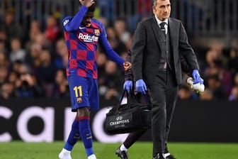 Barcelonas Ousmane Dembélé muss verletzt den Platz verlassen.