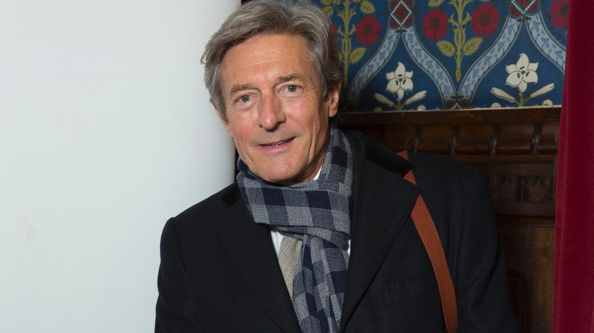 Nigel Havers: Er moderiert die britische Ausgabe.