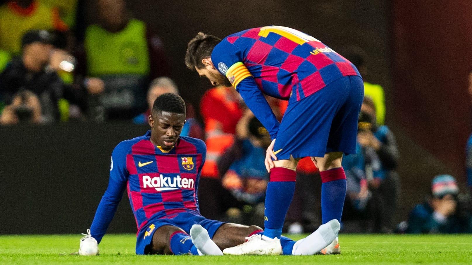Verletzte sich gegen Dortmund und fällt nun aufgrund einer Oberschenlverletzung rund 10 Wochen aus: Ousmane Dembele (l.). Verletzte sich gegen Dortmund und fällt nun aufgrund einer Oberschenlverletzung rund 10 Wochen aus: Ousmane Dembele (l.).