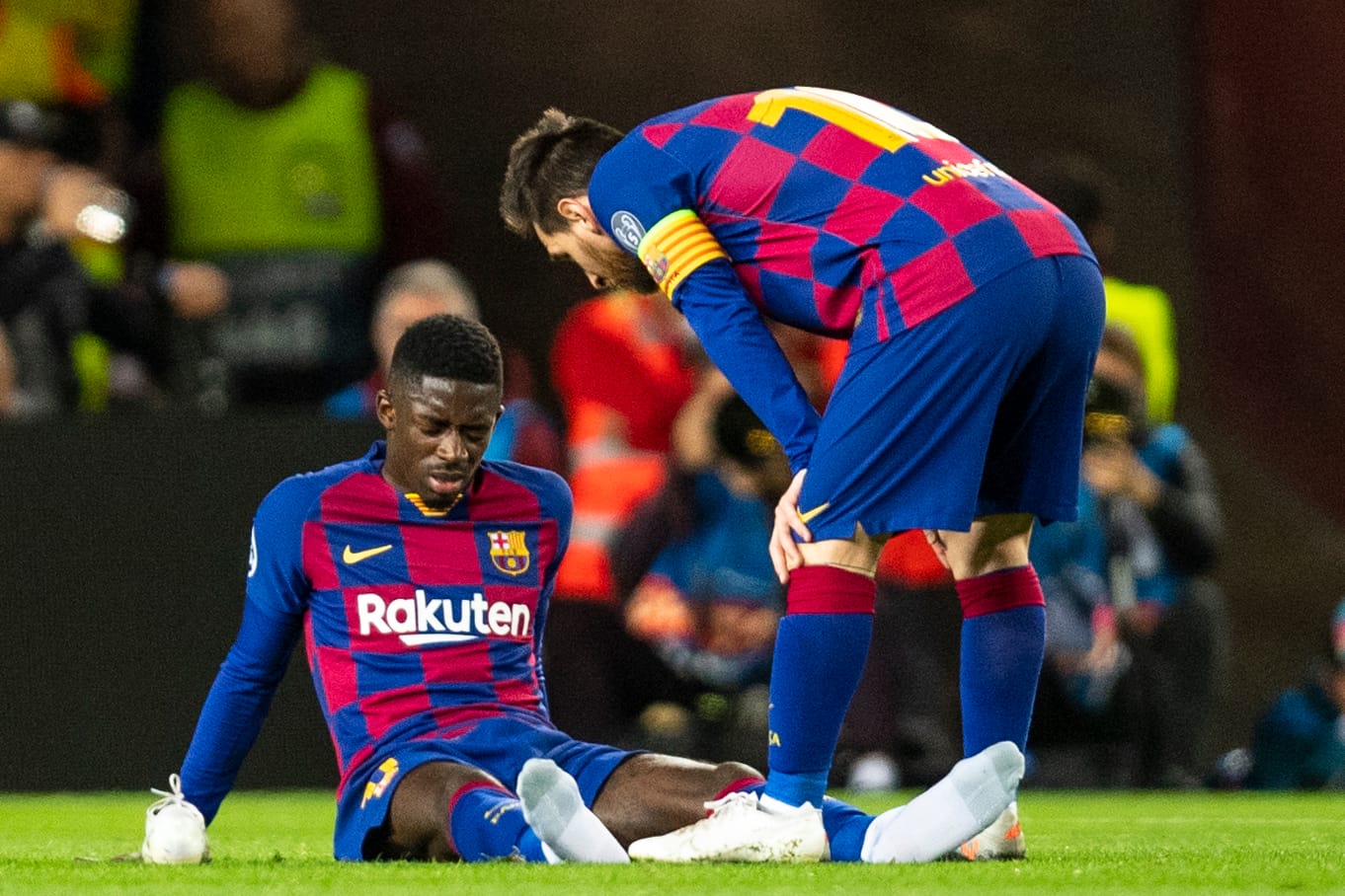 Verletzte sich gegen Dortmund und fällt nun aufgrund einer Oberschenlverletzung rund 10 Wochen aus: Ousmane Dembele (l.).