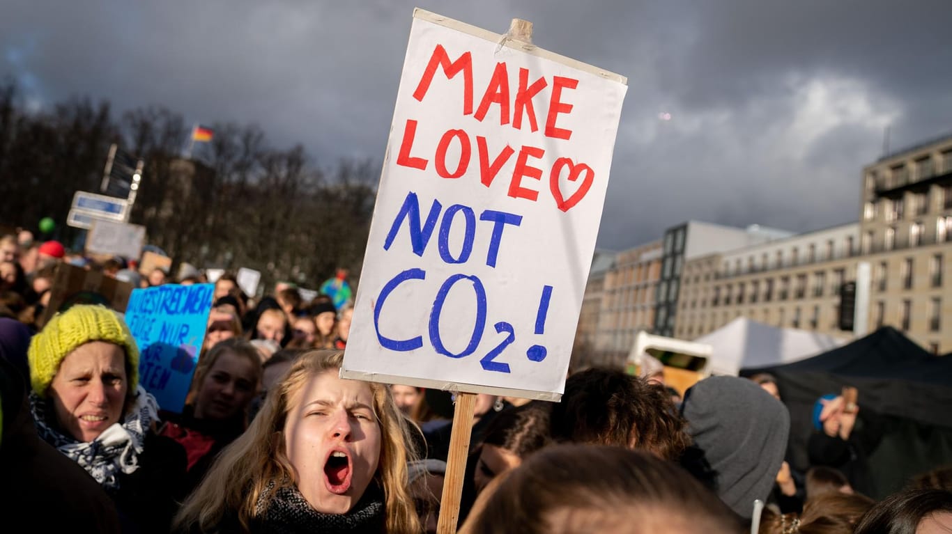 Liebe statt CO2: "Fridays For Future"-Demonstrantin am Brandenburger Tor in Berlin.