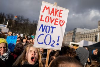 Liebe statt CO2: "Fridays For Future"-Demonstrantin am Brandenburger Tor in Berlin.