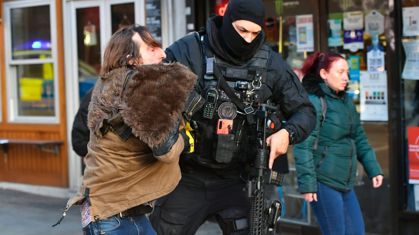 Messerangriff in London: Ein Polizist befördert einen unbeteiligten Mann vom Tatort auf der London Bridge.