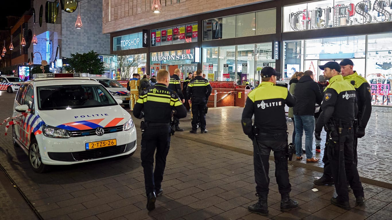 Polizeieinsatz in der Innenstadt von Den Haag: Gesucht wird ein Mann zwischen 45 und 50 Jahren.