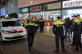Polizeieinsatz in der Innenstadt von Den Haag: Gesucht wird ein Mann zwischen 45 und 50 Jahren.