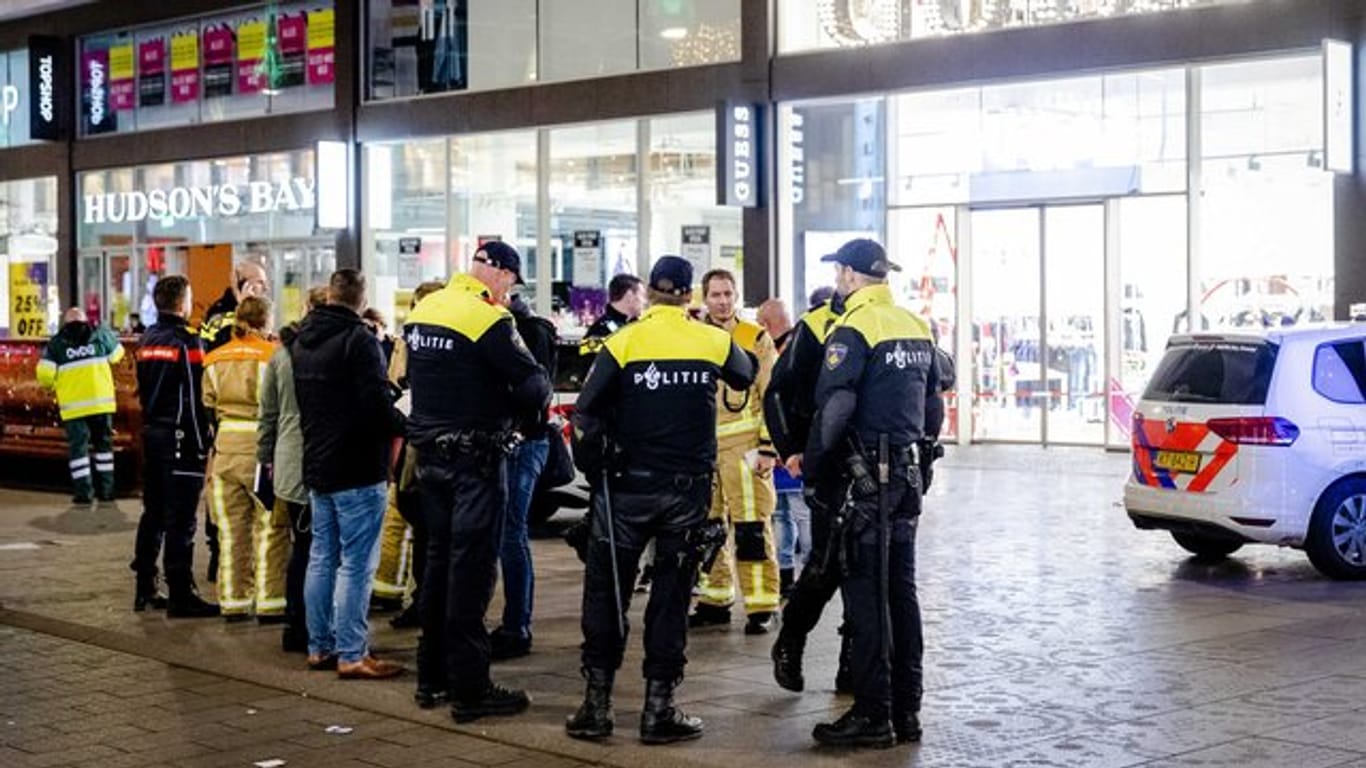 Im Zentrum von Den Haag hat ein Mann mit einem Messer um sich gestochen und drei Menschen verletzt.