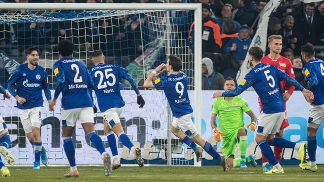 Schalkes Benito Raman (M/9) jubelt mit seinen Teamkameraden über seinen Treffer zum 1:0 gegen Union Berlin.
