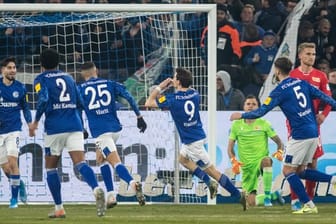 Schalkes Benito Raman (M/9) jubelt mit seinen Teamkameraden über seinen Treffer zum 1:0 gegen Union Berlin.