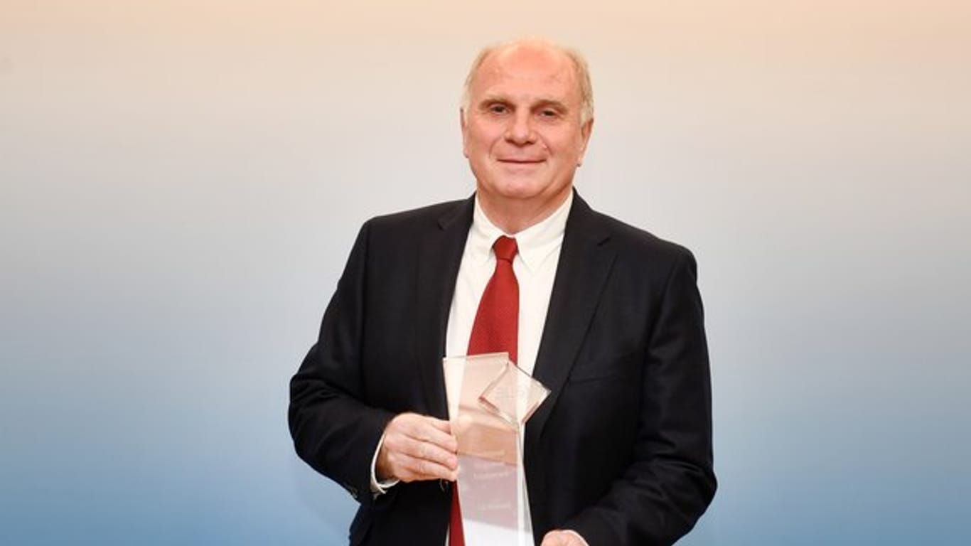 Uli Hoeneß posiert bei der Verleihung des BLSV-Ehrenamtspreises mit dem Sonderpreis für soziales Engagement.