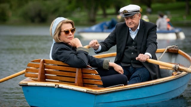 Georg Wilsberg (Leonard Lansink) rudert mit Anna Springer (Rita Russek) über Münsters Aasee.