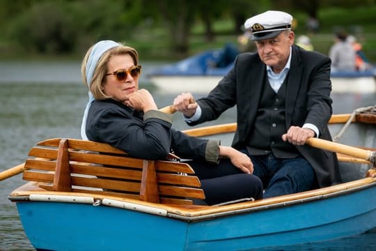 Georg Wilsberg (Leonard Lansink) rudert mit Anna Springer (Rita Russek) über Münsters Aasee.