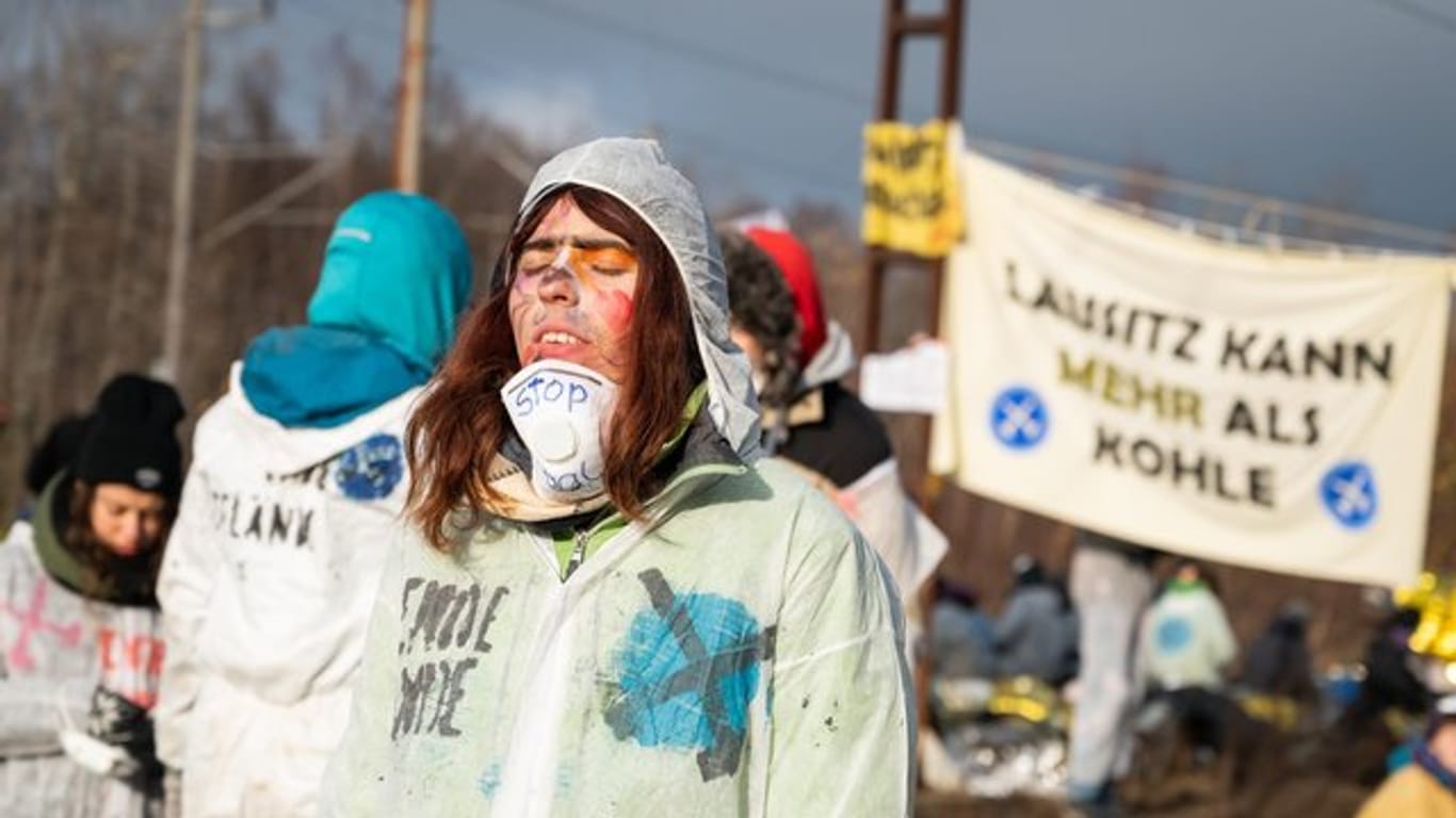 Umweltschutzaktivisten blockieren Bahngleise, die zum Kohlekraftwerk Jänschwalde führen.