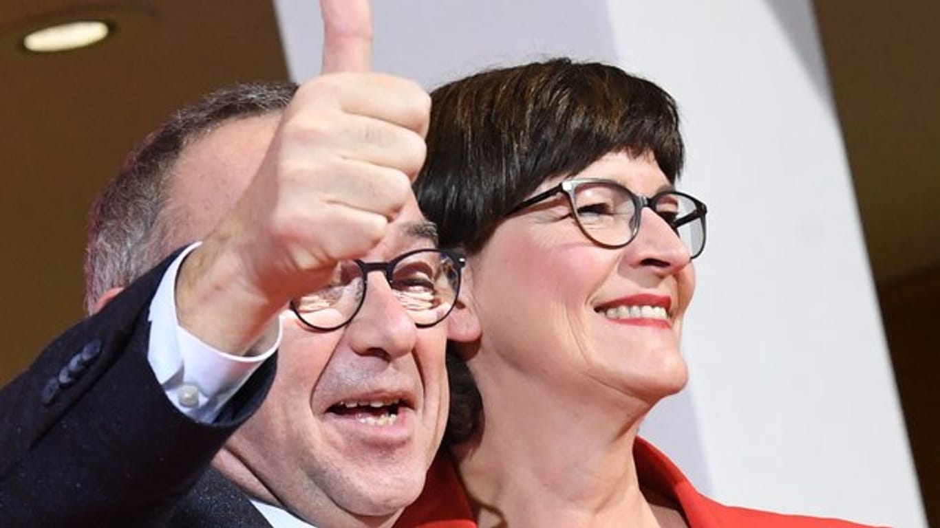 Die neue SPD-Spitze: Norbert Walter-Borjans und Saskia Esken freuen sich über das Ergebnis.