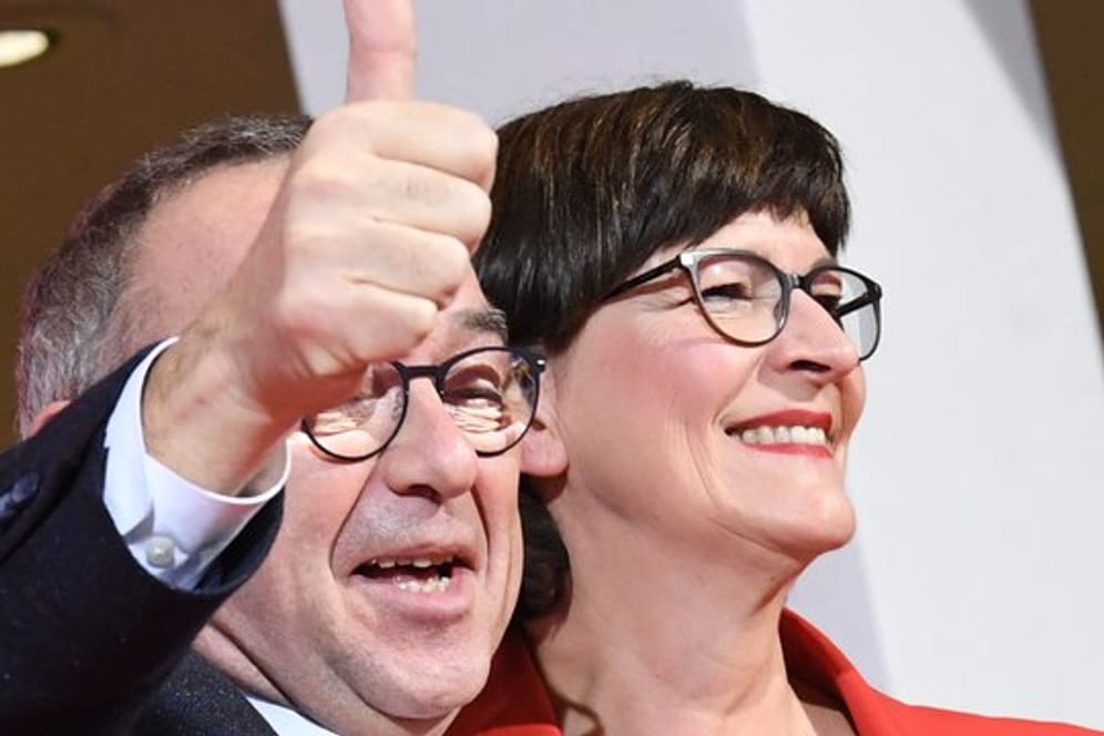 Die neue SPD-Spitze: Norbert Walter-Borjans und Saskia Esken freuen sich über das Ergebnis.