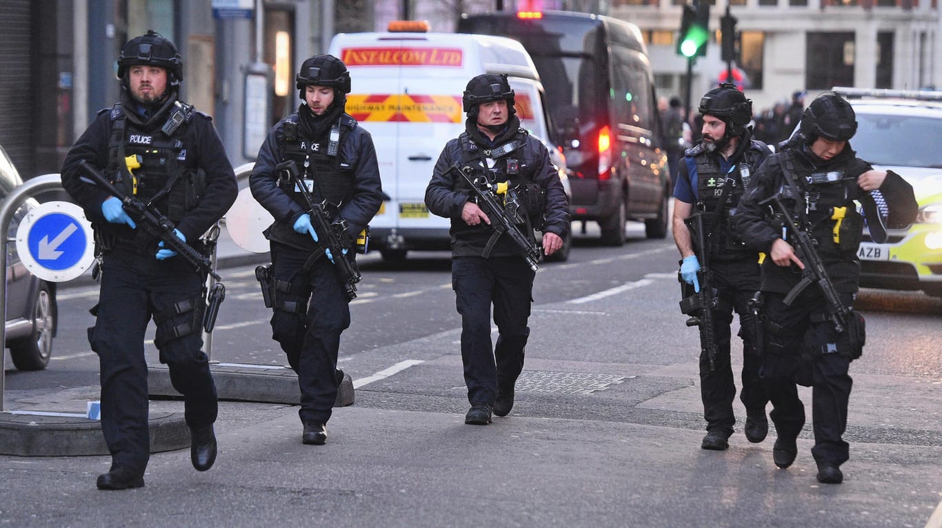 Polizisten sichern die Umgebung um den Tatort in London: Zwei Menschen tötete ein bereitst als Terrorist verurteilter Attentäter.