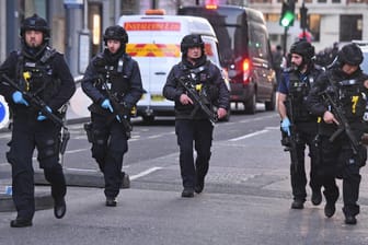 Polizisten sichern die Umgebung um den Tatort in London: Zwei Menschen tötete ein bereitst als Terrorist verurteilter Attentäter.