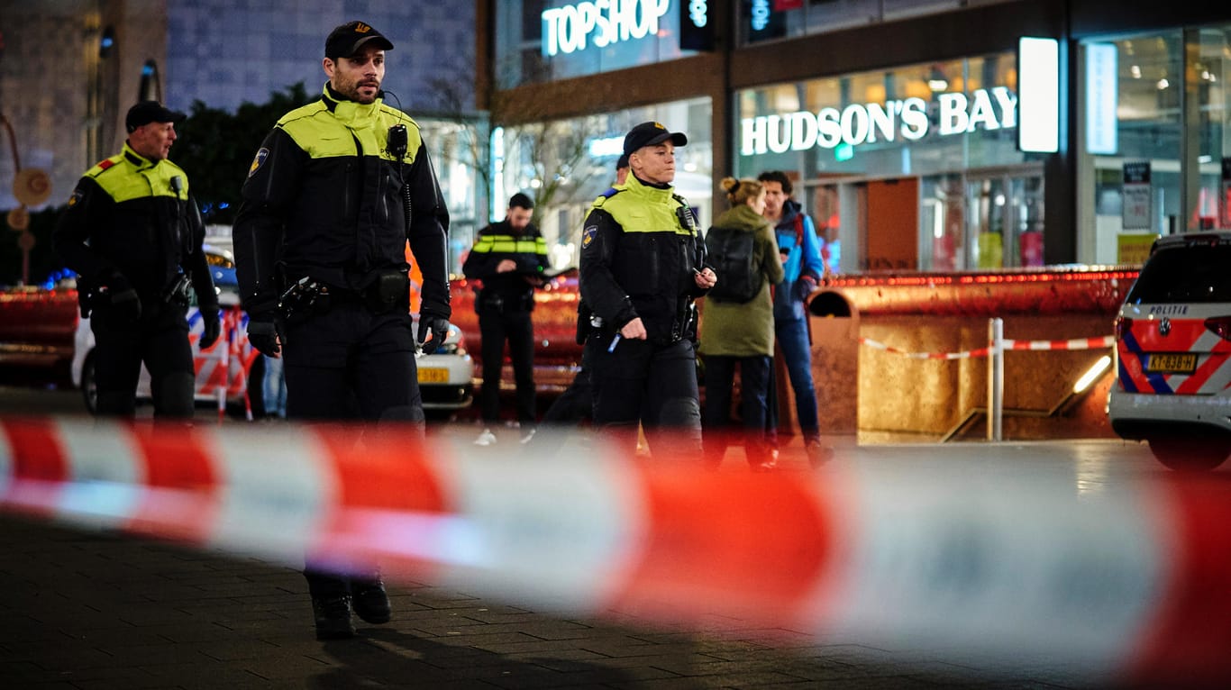 Den Haag: Polizisten sichern eine Einkaufsstraße nach einer Messer-Attacke im Zentrum der Stadt.